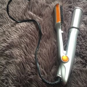 An In-styler hair tool.